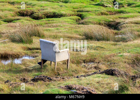 Alte ausrangierte Sessel am Ufer des Solway Firth Schottland Stockfoto