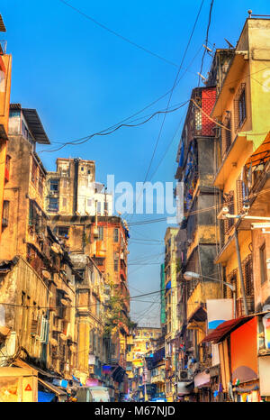 Typische Straße im Zentrum von Mumbai, Indien Stockfoto