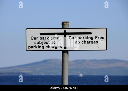 Parkplatz, kostenfreies Parken Schild und Parken in verschiedenen Bereichen, Dunoon Stockfoto