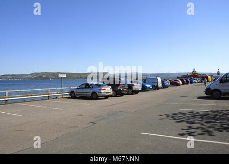 Parkplatz mit unterschiedlichen Bereichen für kostenpflichtige und kostenlose Parkplätze, Dunoon Stockfoto