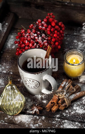 Stillleben mit viburnum Tee- und Weihnachtsschmuck im Retro-Stil. Stockfoto