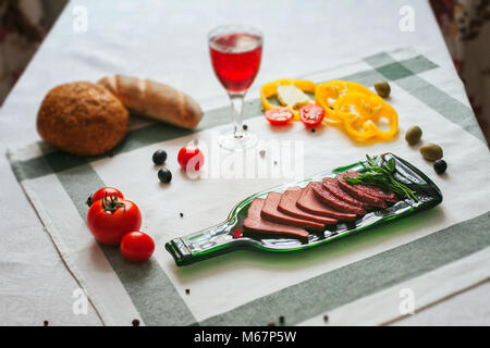Die Dekoration des Tisches. Gerichte. Essen in der schönen Gerichten. Russische fest Stockfoto