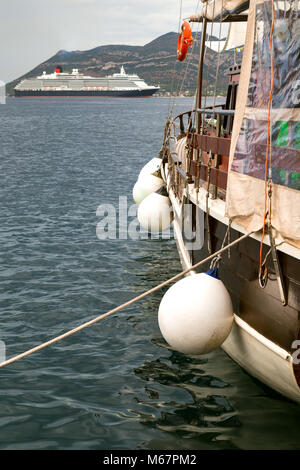 Yachten im Hafen Korcula mit Cunard Liner Queen Victoria aus verankert. Stockfoto