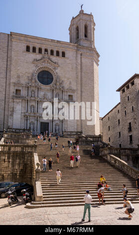 Touristen auf der Treppe zu La Catedral de Girona (Kathedrale von Girona), Katalonien, Spanien Stockfoto