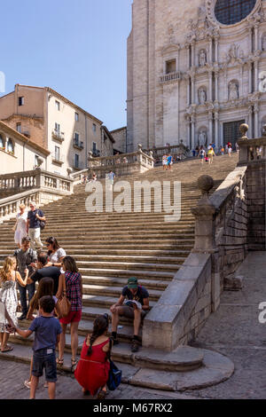 Touristen auf der Treppe zu La Catedral de Girona (Kathedrale von Girona), Katalonien, Spanien Stockfoto