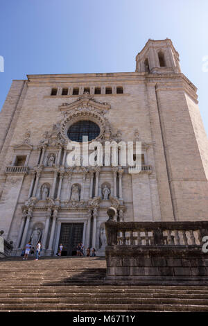 Touristen auf der Treppe zu La Catedral de Girona (Kathedrale von Girona), Katalonien, Spanien Stockfoto