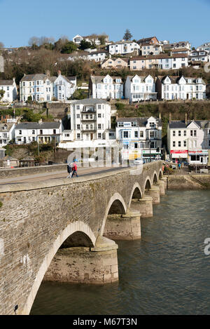 East Looe, Cornwall, England, Großbritannien. Brücke über den East Looe river in diesem beliebten Küstenstadt im Westen des Landes. Februar 2018 Stockfoto