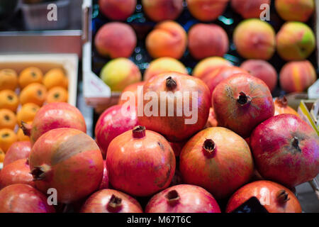 Rote, gesunde Früchte Granatapfel in einem Markt Stockfoto