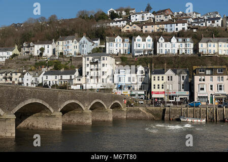 East Looe, Cornwall, England, Großbritannien. Brücke über den East Looe river in diesem beliebten Küstenstadt im Westen des Landes. Februar 2018 Stockfoto