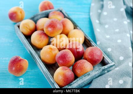 Pfirsiche reif Frische gesunde Frucht in einem Korb Stockfoto