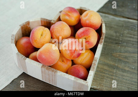 Pfirsiche reif Frische gesunde Frucht in Herzform Schüssel Stockfoto