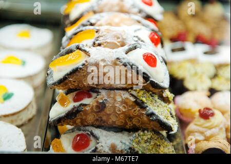 Sizilianische cannoli italienische süße Nachspeise mit Ricotta-käse Stockfoto