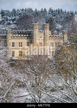 Winter Szenen in Leeds Castle, Kent, Großbritannien als "das Tier aus dem Osten' Schnee Sturm schlägt die weald Stockfoto