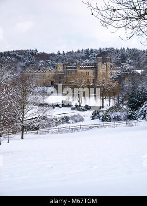 Winter Szenen in Leeds Castle, Kent, Großbritannien als "das Tier aus dem Osten' Schnee Sturm schlägt die weald Stockfoto