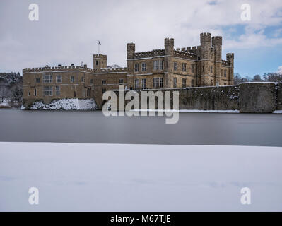 Winter Szenen in Leeds Castle, Kent, Großbritannien als "das Tier aus dem Osten' Schnee Sturm schlägt die weald Stockfoto