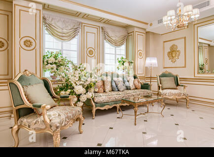 Luxus im klassischen Wohnzimmer Innenraum Stockfoto
