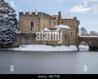 Winter Szenen in Leeds Castle, Kent, Großbritannien als "das Tier aus dem Osten' Schnee Sturm schlägt die weald Stockfoto