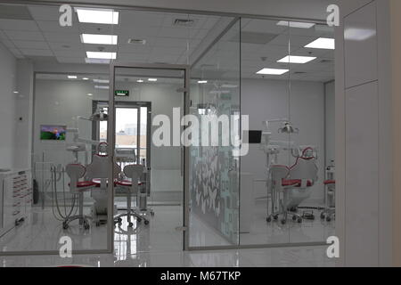 Moderne zahnmedizinische Praxis. Behandlungsstuhl und anderes Zubehör von den Zahnärzten in Blau, Medic Licht verwendet. Stockfoto
