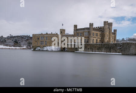 Winter Szenen in Leeds Castle, Kent, Großbritannien als "das Tier aus dem Osten' Schnee Sturm schlägt die weald Stockfoto