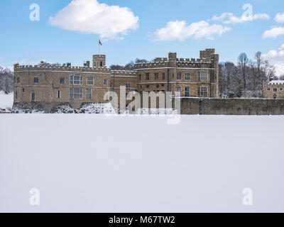 Winter Szenen in Leeds Castle, Kent, Großbritannien als "das Tier aus dem Osten' Schnee Sturm schlägt die weald Stockfoto