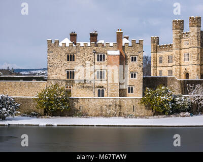 Winter Szenen in Leeds Castle, Kent, Großbritannien als "das Tier aus dem Osten' Schnee Sturm schlägt die weald Stockfoto