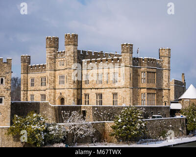 Winter Szenen in Leeds Castle, Kent, Großbritannien als "das Tier aus dem Osten' Schnee Sturm schlägt die weald Stockfoto