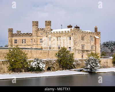 Winter Szenen in Leeds Castle, Kent, Großbritannien als "das Tier aus dem Osten' Schnee Sturm schlägt die weald Stockfoto