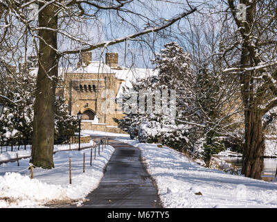 Winter Szenen in Leeds Castle, Kent, Großbritannien als "das Tier aus dem Osten' Schnee Sturm schlägt die weald Stockfoto