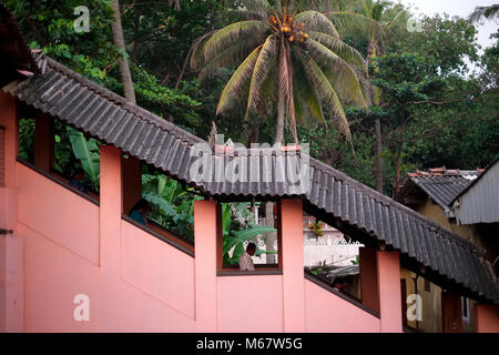 Menschen gehen Sie die Stufen zum Bahnsteig am Mount Lavinia Station in der Nähe von Colombo in Sri Lanka Stockfoto