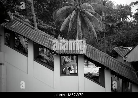 Menschen gehen Sie die Stufen zum Bahnsteig am Mount Lavinia Station in der Nähe von Colombo in Sri Lanka Stockfoto