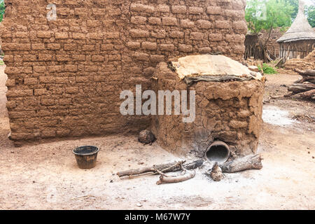 Traditionelle Backofen verwendet Shea Butter zu produzieren, Burkina Faso, Westafrika. Stockfoto