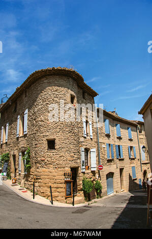 Blick auf die Straße mit Häusern aus Stein in der Mitte von Chateauneuf-du-Pape Weiler, in der Nähe von Avignon. Departement Vaucluse, Provence, Südfrankreich Stockfoto