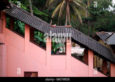 Menschen gehen Sie die Stufen zum Bahnsteig am Mount Lavinia Station in der Nähe von Colombo in Sri Lanka Stockfoto