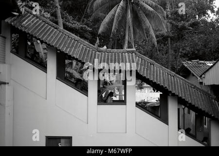 Menschen gehen Sie die Stufen zum Bahnsteig am Mount Lavinia Station in der Nähe von Colombo in Sri Lanka Stockfoto