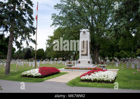 Flaggen ehrt Mitglieder der Kanadischen Streitkräfte, die in der Tätigkeit verloren waren, Victoria Rasen Friedhof, St Catharines, Ontario, Kanada Stockfoto