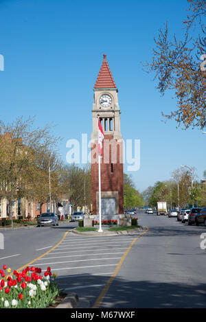 Der Uhrturm und Ehrenmal in der Innenstadt von Niagara-on-the-Lake, Ontario, Kanada. Stockfoto