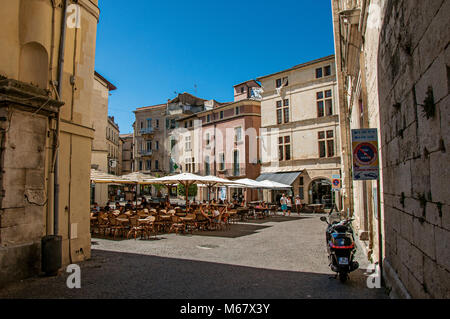 Platz mit Restaurants, Gebäude und blauer Himmel im Stadtzentrum, in der Altstadt von Nimes. In der Occitanie region, Südfrankreich. Stockfoto