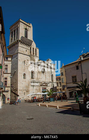 Platz mit Restaurants, Gebäude und blauer Himmel im Stadtzentrum, in der Altstadt von Nimes. In der Occitanie region, Südfrankreich. Stockfoto