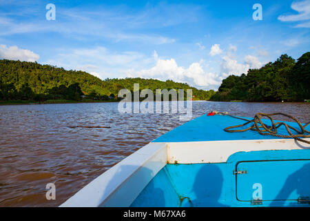 Bootsfahrt auf dem Fluss Kinabatangan, in Borneo, Malaysia Stockfoto