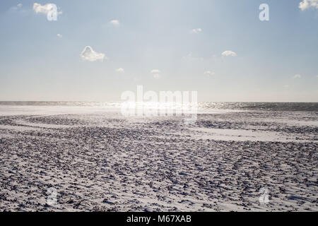 Blizzard Bedingungen auf dem Kiesstrand in Hastings, East Sussex, Großbritannien Stockfoto