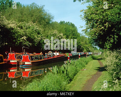 Narrowboats auf dem Grand Union Canal in der Nähe von Stockton, Warwickshire Stockfoto