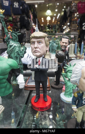 Präsident Donald Trump und Karikaturen von anderen US-Präsidenten und Würdenträger im Fenster eines Souvenir shop in New York City. Stockfoto