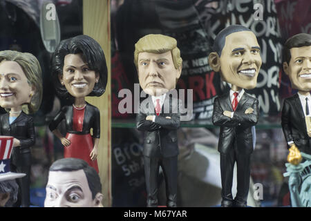 Präsident Donald Trump und Karikaturen von anderen US-Präsidenten und Würdenträger im Fenster eines Souvenir shop in New York City. Stockfoto