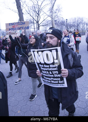 Träumer (DACA Empfänger) "Ein Spaziergang zu Hause zu bleiben." März beginnt am Battery Park in NEW YORK CITY für Washington, D.C. leitete ihre Notlage zu veröffentlichen und haben Kongress das Richtige tun und diese jungen Leute permanent Residence & einen Pfad geben auf Staatsbürgerschaft in den USA. Stockfoto