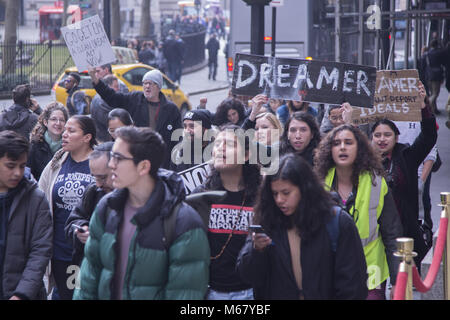 Träumer (DACA Empfänger) "Ein Spaziergang zu Hause zu bleiben." März beginnt am Battery Park in NEW YORK CITY für Washington, D.C. leitete ihre Notlage zu veröffentlichen und haben Kongress das Richtige tun und diese jungen Leute permanent Residence & einen Pfad geben auf Staatsbürgerschaft in den USA. Stockfoto