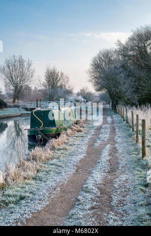 Kanal Boot auf dem Kennet und Avon Kanal an einem frostigen Februar morgen. Newbury, Berkshire, England Stockfoto