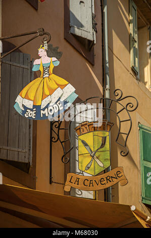 In der Nähe einer metallischen street Schild in einem Gebäude in Gréoux-les-Bains Dorf. In der Region Provence, Südfrankreich. Stockfoto