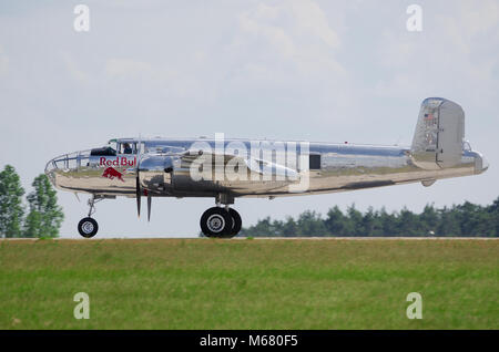 Deutschland, Berlin Schönefeld, Juni 3. 2016.; # North American Red Bull B-25 Mitchell WWII Bomber während der ILA in Berlin Schönefeld Stockfoto