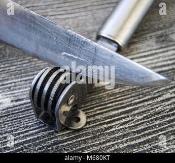 Messer steht neben dem Messer schleifen Werkzeuge, Schärfen der Messer Werkzeug, stumpfen Klingen, Schärfen mit Schärfen von Werkzeugen, Schleifen, Stockfoto