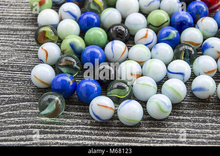 Ein Baby spielen mit Glasmurmeln, farbigem Glas Marmor, Hunderte von bunten Glasmurmeln, Stockfoto